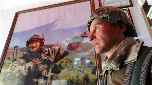 Trabzonlu anne şehit oğlunun acısını bal mumu heykeli ile gidermeye çalışıyor 2