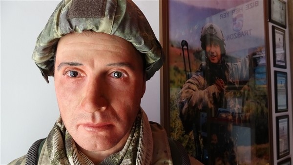 Trabzonlu anne şehit oğlunun acısını bal mumu heykeli ile gidermeye çalışıyor 13