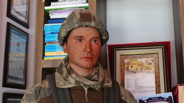 Trabzonlu anne şehit oğlunun acısını bal mumu heykeli ile gidermeye çalışıyor 3