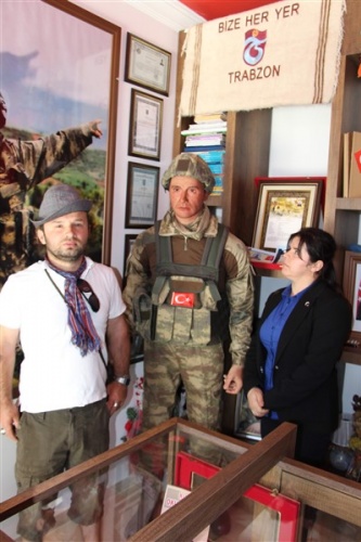 Trabzonlu anne şehit oğlunun acısını bal mumu heykeli ile gidermeye çalışıyor 7