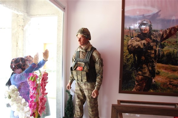 Trabzonlu anne şehit oğlunun acısını bal mumu heykeli ile gidermeye çalışıyor 5