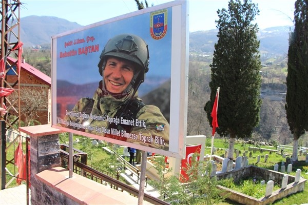 Trabzonlu anne şehit oğlunun acısını bal mumu heykeli ile gidermeye çalışıyor 10