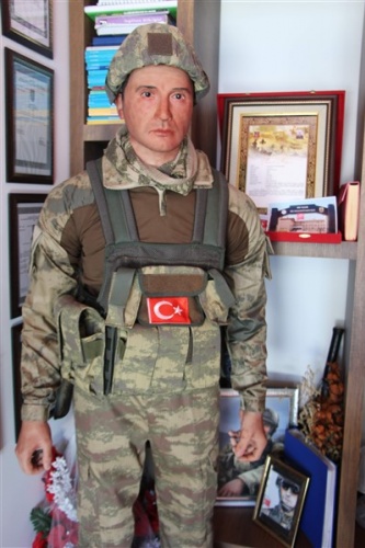 Trabzonlu anne şehit oğlunun acısını bal mumu heykeli ile gidermeye çalışıyor 16