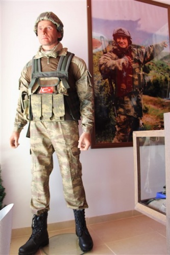 Trabzonlu anne şehit oğlunun acısını bal mumu heykeli ile gidermeye çalışıyor 4