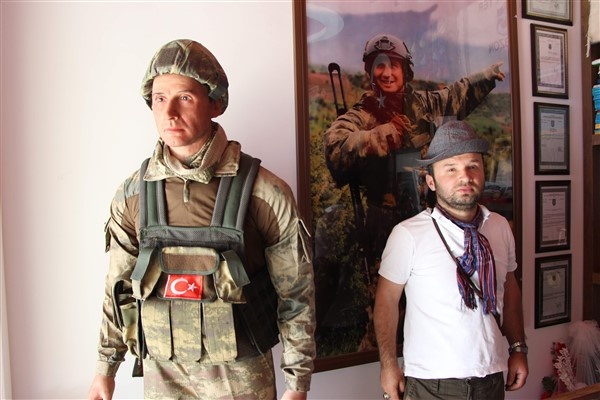 Trabzonlu anne şehit oğlunun acısını bal mumu heykeli ile gidermeye çalışıyor 12