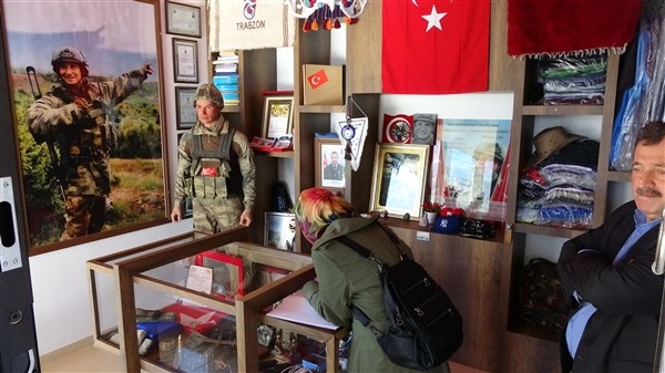 Trabzonlu anne şehit oğlunun acısını bal mumu heykeli ile gidermeye çalışıyor 11