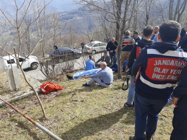 Trabzon'da zabıtalar bayrak asarken akıma kapıldı! Ölü ve yaralı var 6