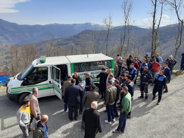 Trabzon'da zabıtalar bayrak asarken akıma kapıldı! Ölü ve yaralı var 1