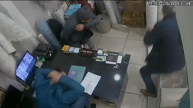 Hapşırınca çalışanlar ve müşteriler sağa sola kaçıştı 7