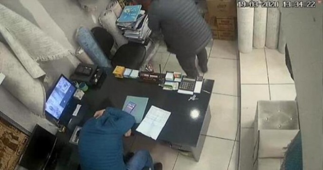 Hapşırınca çalışanlar ve müşteriler sağa sola kaçıştı 2