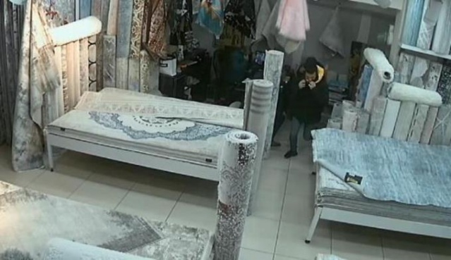 Hapşırınca çalışanlar ve müşteriler sağa sola kaçıştı 4