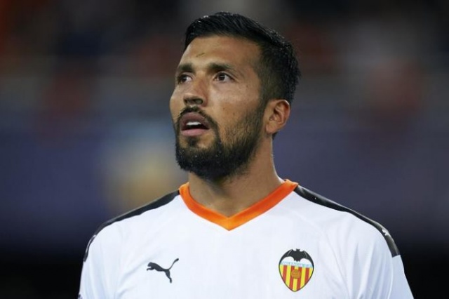 Koronavirüs futbol ve basketbolu da sardı 25