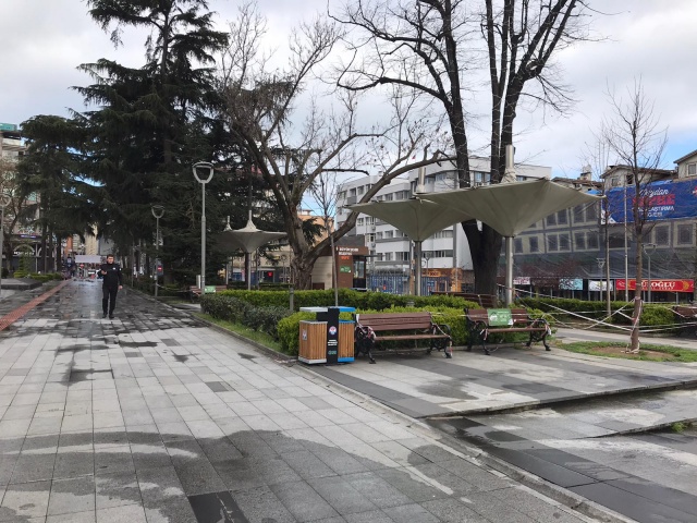 Trabzon'da  koronavirüs tedbirleri kapsamında sokaklar bom boş 5