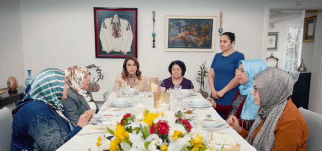 Zuhal Topal reyting uğruna sosyal mesafeyi hiçe saydı! 13