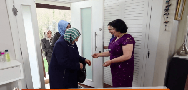 Zuhal Topal reyting uğruna sosyal mesafeyi hiçe saydı! 8