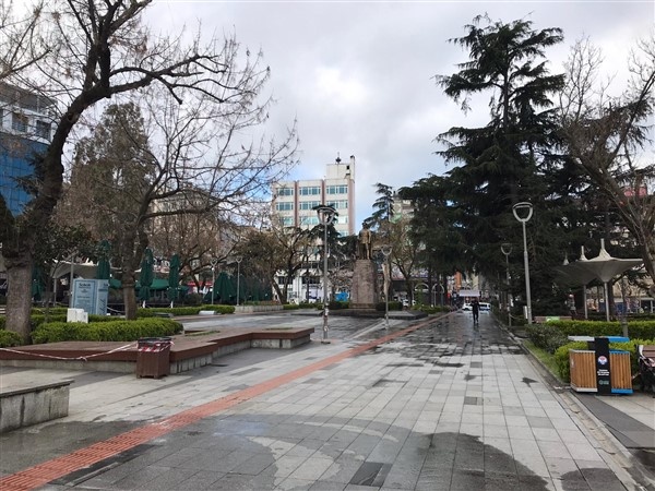 Karadeniz illerinde koronavirüs önlemleri sonrası sokak manzaraları 12
