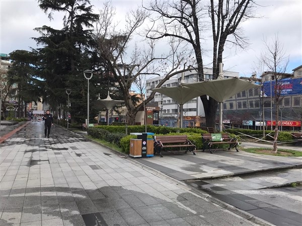 Karadeniz illerinde koronavirüs önlemleri sonrası sokak manzaraları 13