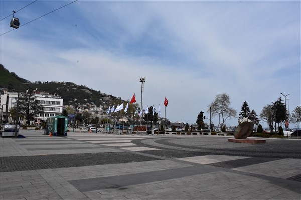 Karadeniz illerinde koronavirüs önlemleri sonrası sokak manzaraları 8