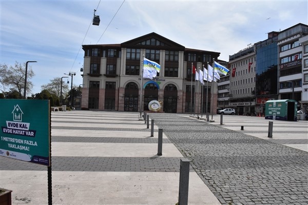 Karadeniz illerinde koronavirüs önlemleri sonrası sokak manzaraları 11