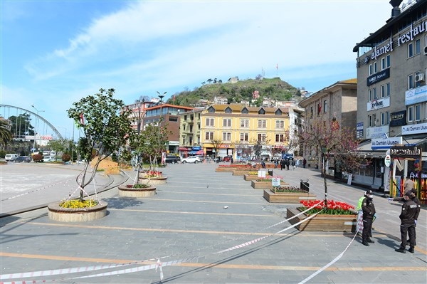 Karadeniz illerinde koronavirüs önlemleri sonrası sokak manzaraları 15
