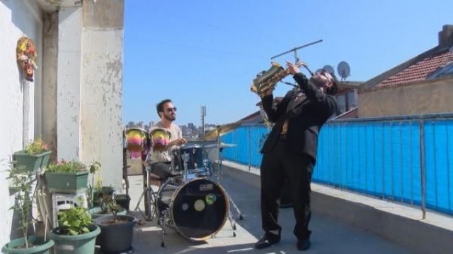 Terasta komşular için dansözlü konser 3