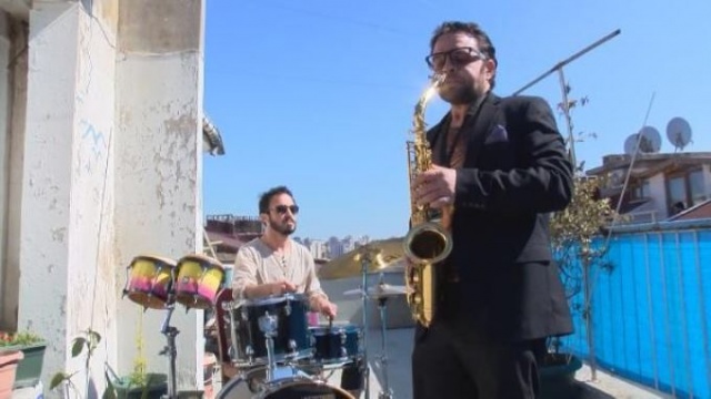 Terasta komşular için dansözlü konser 4