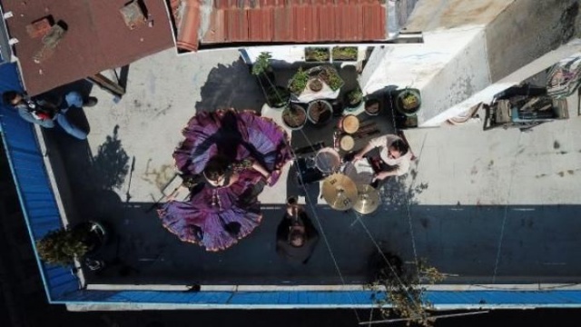 Terasta komşular için dansözlü konser 2