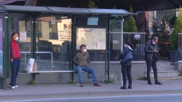 İşe gitmek için evden çıktılar ancak duraklarda kaldılar 3