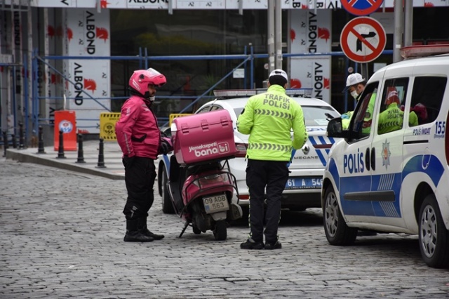 Sokağa çıkma kısıtlamasının ilk gününde Trabzon'da sokaklar boş kaldı 11