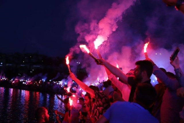 Bordo-mavili taraftarlar şampiyonluğu ilan etti! 1