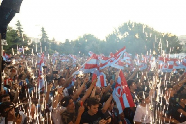 Bordo-mavili taraftarlar şampiyonluğu ilan etti! 3