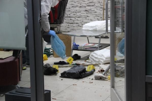 Duvarı delip kuyumcuyu soydular 9