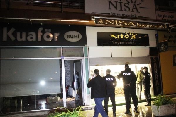 Duvarı delip kuyumcuyu soydular 7