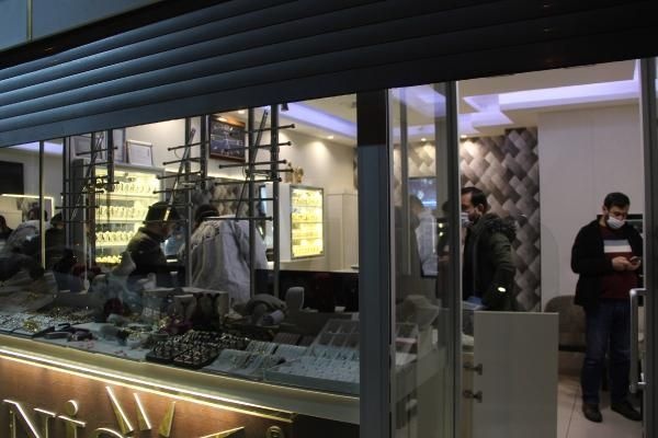 Duvarı delip kuyumcuyu soydular 6