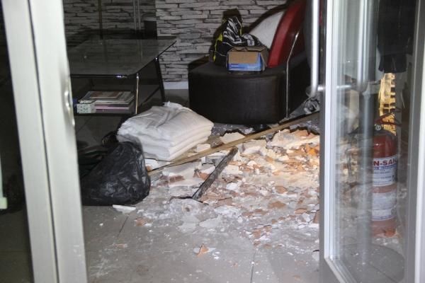 Duvarı delip kuyumcuyu soydular 8