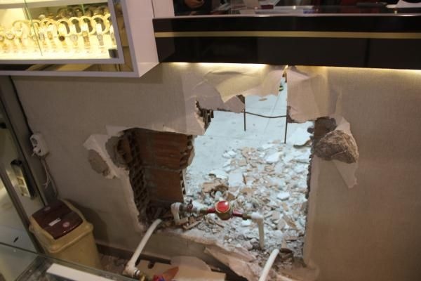 Duvarı delip kuyumcuyu soydular 2