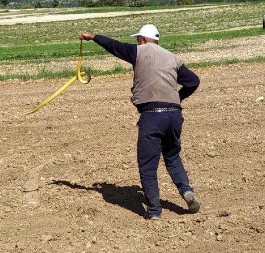 Eliyle yakaladı! Tam 1.5 metre. 2