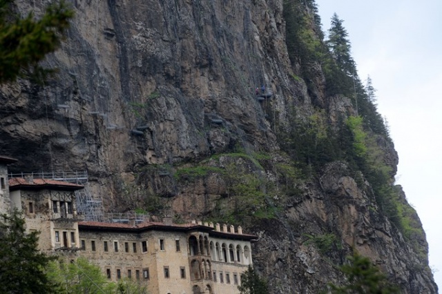 Sümela Manastırı'nda yamaçlar çelik ağlarla örülüyor 3