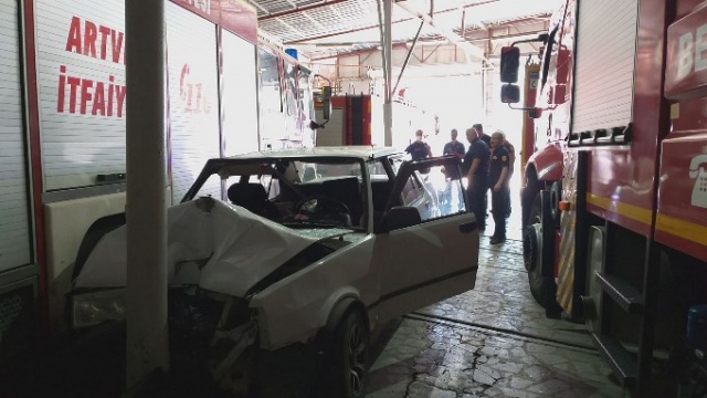 Artvin'de freni boşalan otomobil itfaiye araç parkına girdi 3