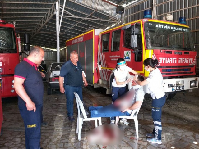 Artvin'de freni boşalan otomobil itfaiye araç parkına girdi 8