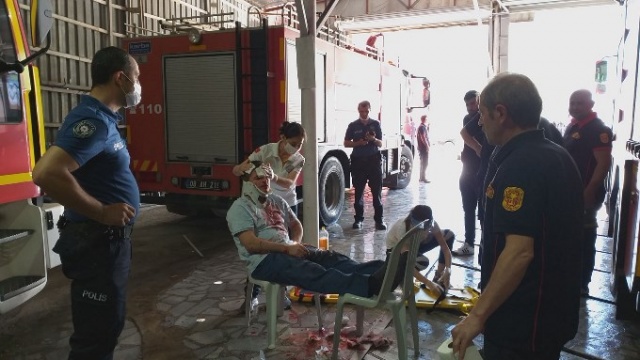 Artvin'de freni boşalan otomobil itfaiye araç parkına girdi 10