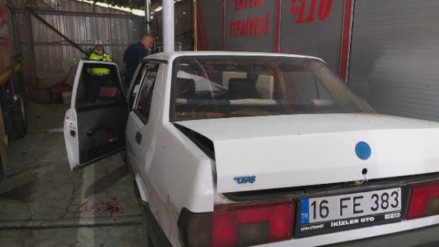 Artvin'de freni boşalan otomobil itfaiye araç parkına girdi 2