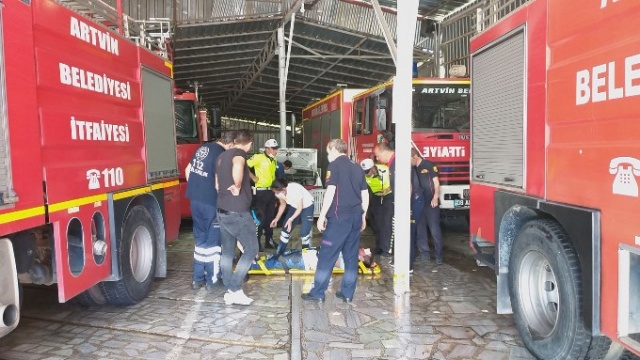 Artvin'de freni boşalan otomobil itfaiye araç parkına girdi 7