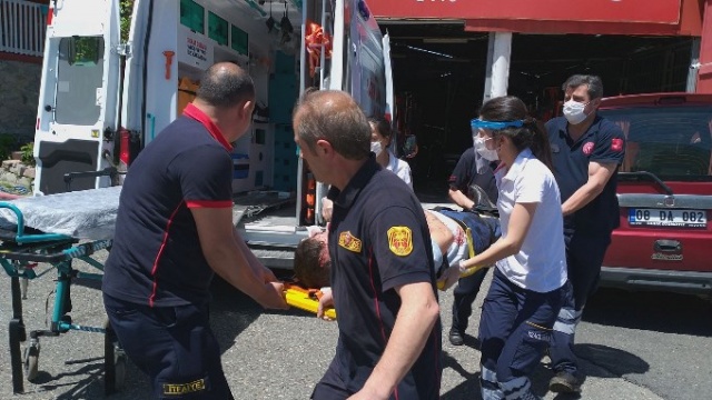 Artvin'de freni boşalan otomobil itfaiye araç parkına girdi 9