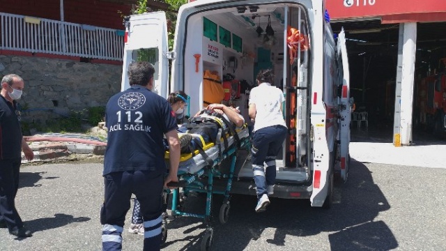 Artvin'de freni boşalan otomobil itfaiye araç parkına girdi 4