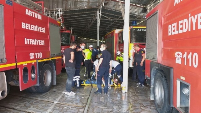 Artvin'de freni boşalan otomobil itfaiye araç parkına girdi 6