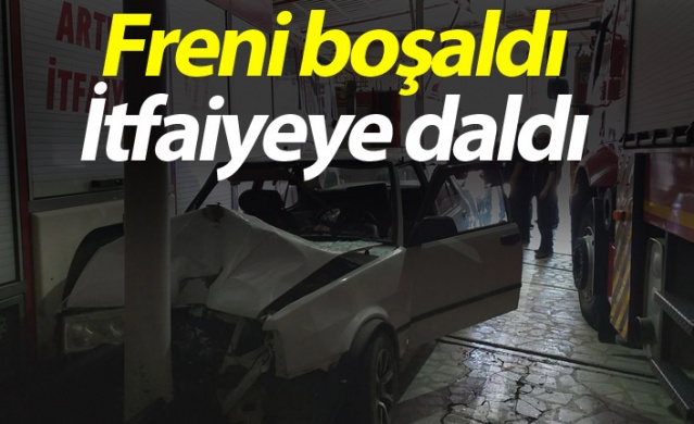 Artvin'de freni boşalan otomobil itfaiye araç parkına girdi 1