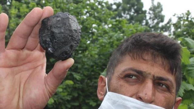 Ot biçerken bahçede gök taşı buldu 5