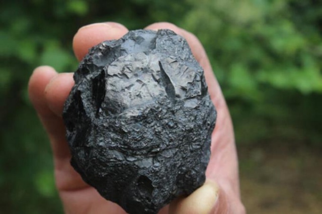 Ot biçerken bahçede gök taşı buldu 6