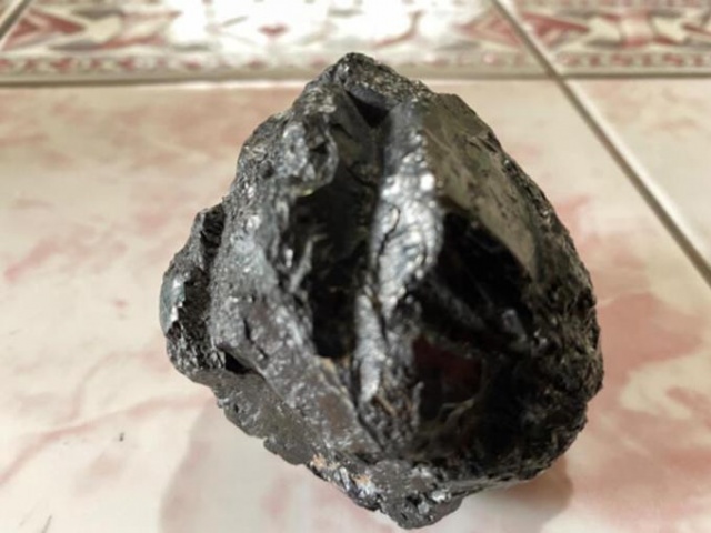 Ot biçerken bahçede gök taşı buldu 11